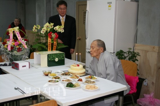 2월 21일 서울 성북동 삼각진산 정법사에서 조실 석산스님 93세 생신 축하 대중공양이 열렸다.