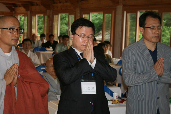 제7회 한국불교선리연구원 학술상 시상식및 학술회의가 17일 오후 2시 삼각산 정법사 설법전에서 열렸다. 학술상 양현상 수상자 조준호 박사의 모습.