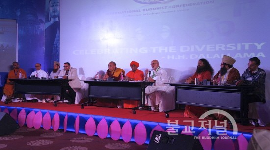 인도의 각 종교를 대표하는 지도자들이 한 자리에 모여 종교간의 공생과 화합을 토론했다.