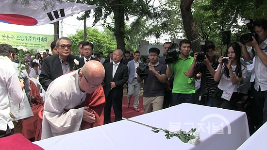6월 29일 오전 11시 30분부터 봉행된 심우장 추모다례재에서 법진 스님이 헌화하고 있다.