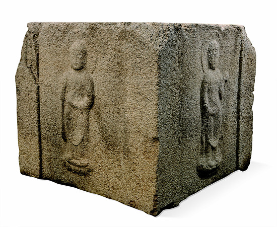 부처가 새겨진 탑신석(경주 외동읍 입실리 절터), 9세기, 높이 85cm, 경주경찰서. <사진=국립경주박물관>
