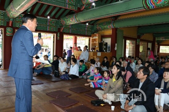 국악인 김종엽 선생이 법진 스님이 관람하고 있는 가운데 봉축음악회 사회를 보고 있다.