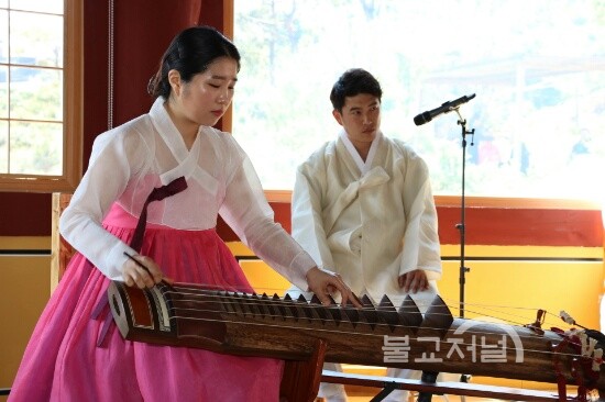 박진주 양이 거문고 독주로 '출강'을 연주하고 있다.
