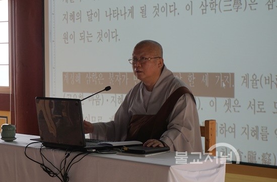 이사장 법진 스님이 입재식에 이어 불교 기초 강의를 하고 있다.