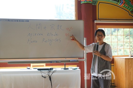 한국불교선리연구원 강은애 연구원이 '인간과 종교'를 주제로 강의를 하고 있다.