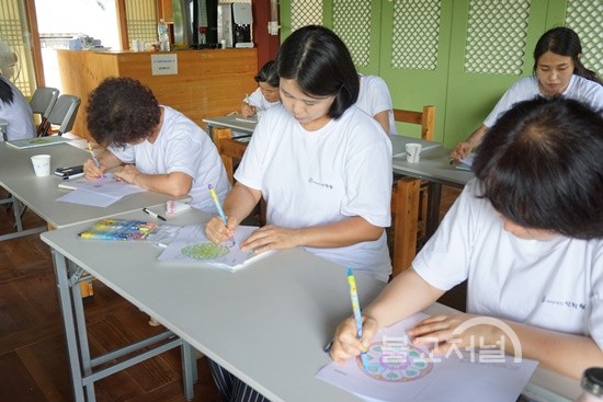 만다라에 색을 칠하고 있는 참가자들.