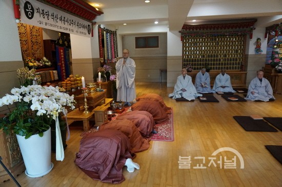 지봉당 석산 대종사를 기리기 위해 찾아온 대중 스님들이 영단에 함께 절하고 있다.