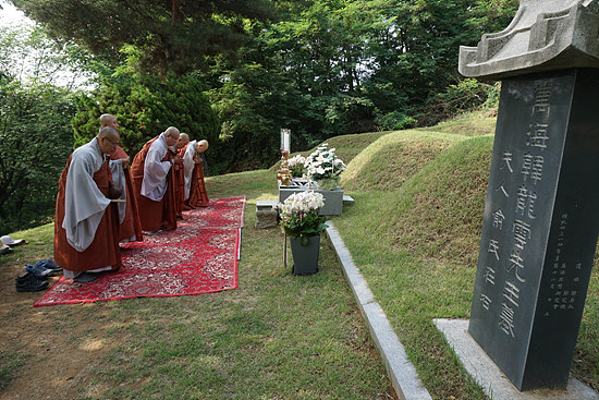 망우리 공원묘지에 있는 만해 스님의 산소를 참배하고 있는 선학원 임원진.