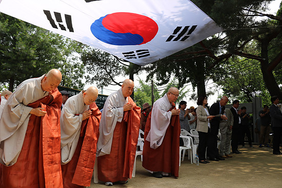 심우장에서 봉행된 추모다례재에서 참석자들이 만해 스님 영정을 향해 반배하고 있다.
