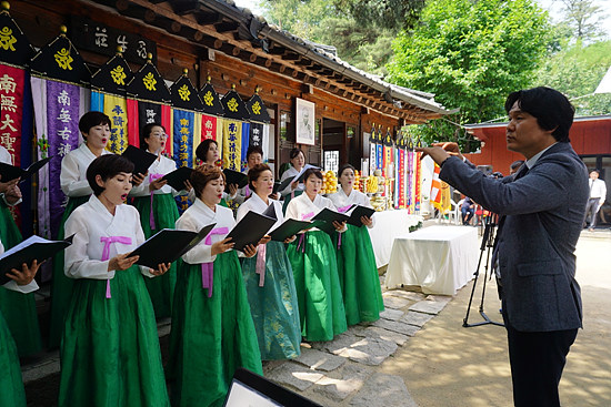 심우장에서 봉행된 추모다례재에서 양산 홍룡사 합창단이 추모의 노래를 부르고 있다.