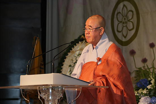 AW컨벤션센터에서 봉행된 추모다례재에서 선학원 총무이사 송운 스님이 만해 스님의 행장을 소개하고 있다.