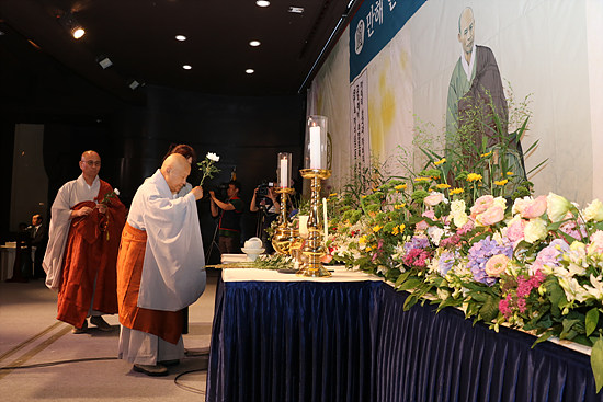 AW컨벤션센터에서 봉행된 추모다례재에서 헌화하고 있는 선학원 고문 인환 스님(조계종 원로의원).