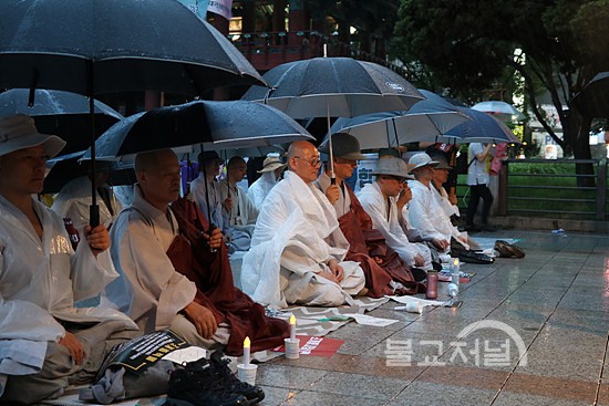 곽노현 전 서울시교육감의 ‘연대의 말씀’을 듣고 있는 스님들.