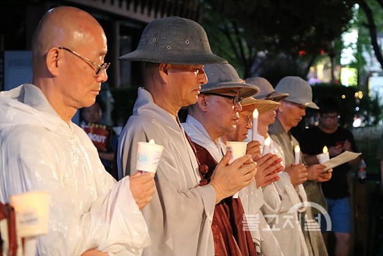 명진 스님과 전국선원수좌회 의장 월암 스님 등이 조계종 적폐 청산과 직선제 실현을 염원하는 촛불을 들었다.