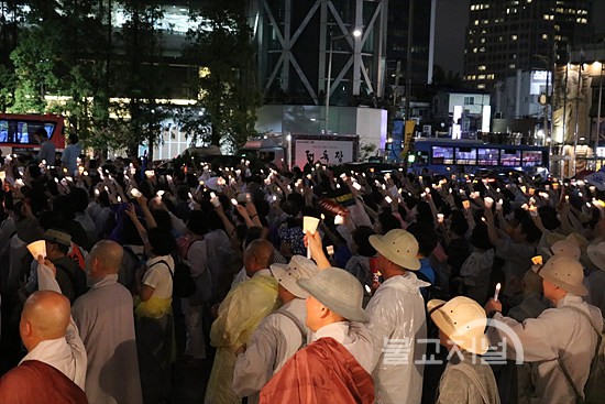 보신각 광장으로 돌아온 촛불법회 동참자들이 조계사를 향해 함성을 지르고 있다.