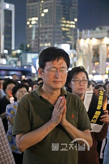 가톨릭 해방신학자 김근수 선생도 촛불법회에 참석해 조계종 적폐 청산을 기원했다.