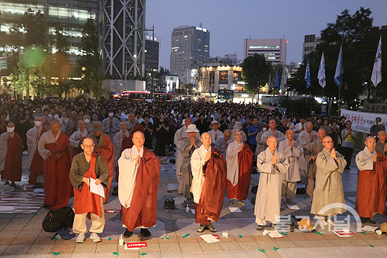 삼귀의를 봉송하는 촛불법회 동참 사부대중.