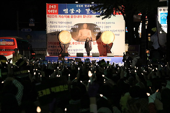 민중가수 최도은 씨의 앵콜 공연에 환호하고 있는 범불자 결집대회 동참불자들.