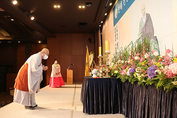 AW컨벤션센터에서 봉행된 ‘만해 한용운 스님 77주기 추모재’에서 한국불교선리연구원 원장 법진 스님이 헌향·헌다 후 만해 스님 영전에 삼배를 올리고 있다.
