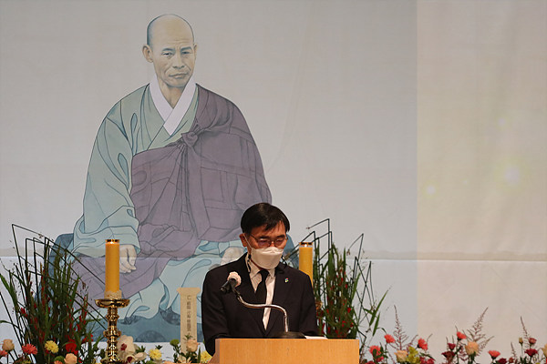 AW컨벤션센터에서 봉행된 ‘만해 한용운 스님 77주기 추모재’에서 윤명석 서울북부보훈지청장이 추모사를 하고 있다.