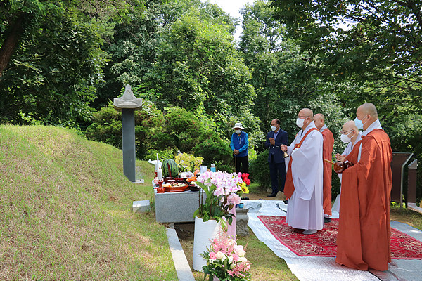망우역사문화공원 만해 스님 묘소에서 재단법인 선학원 임원 스님들이 스님의 기일을 맞아 다례를 올리고 있다.