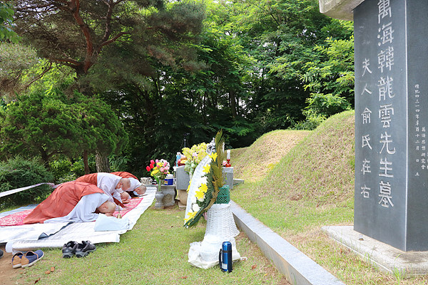 망우역사문화공원 만해 스님 묘소에서 재단법인 선학원 임원 스님들이 스님의 기일을 맞아 다례를 올리고 있다.