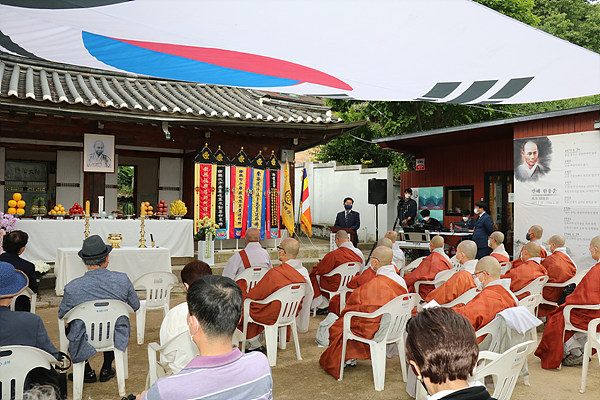 성북구 심우장에서 열린 ‘만해 한용운 선사 입적 77주기 추모 다례재’에서 김영배 국회의원이 추모사를 하고 있다.