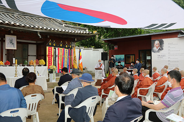 성북구 심우장에서 열린 ‘만해 한용운 선사 입적 77주기 추모 다례재’에서 한국불교선리연구원 원장 법진 스님이 추모법어를 하고 있다.