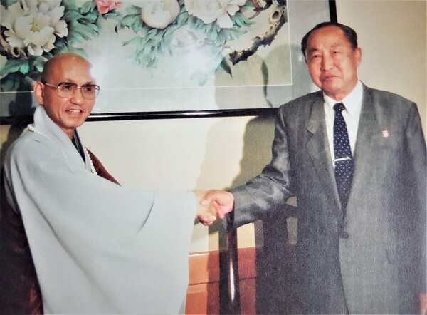 조계종 총무원장 월주 스님과 박태호 조선불교도연맹 위원장이 1995년 5월 24일 중국 베이징 랜드마크호텔에서 만나 악수를 나누고 있다. 사진 제공 이지범.