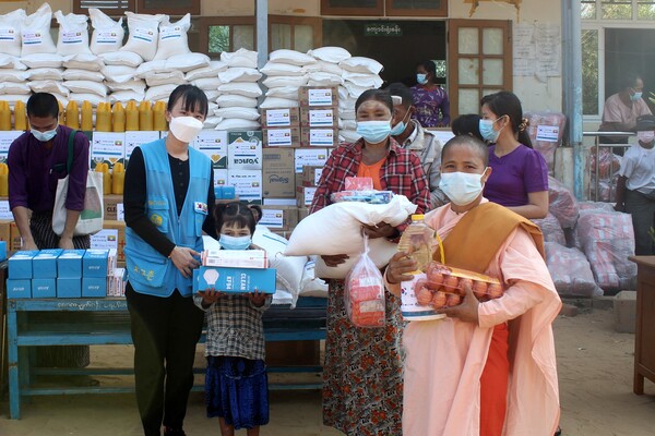 2. 쌀과 라면, 비누, 마스크 등 지원 물품을 받고 있는 더포아 정혜학교 학생 가정. 사진 제공 지구촌공생회.