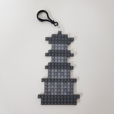 국보 ‘산청 범학리 삼층석탑’을 소재로 한 블록 열쇠고리 체험재료. 사진 제공 국립진주박물관.