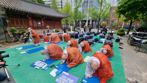 불교기후행동이 22일 지구의날을 맞아 환경명상절 108배 기도 캠페인을 가졌다.