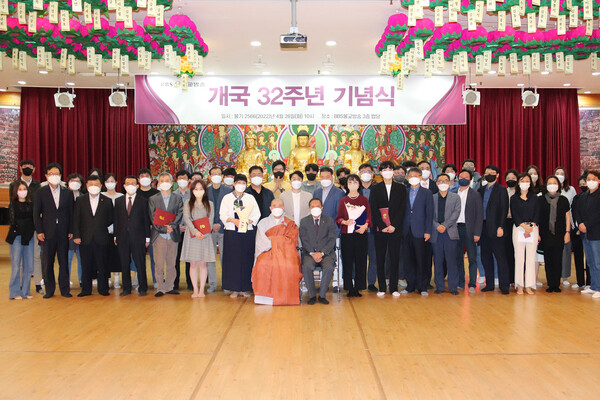 BBS불교방송 관계자들이 개국 32주년 기념식 찍은 단체 사진. 사진 제공 BBS불교방송.