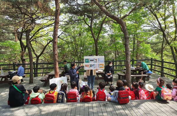 인왕산유아숲체험원 환경교실 모습. 사진 제공 (사)나누며하나되기.