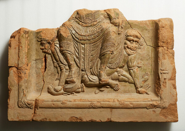 경주 사천왕사지 출토 녹유 신장상 벽전. 통일신라, 7세기 후반. 사진 제공 문화재청.