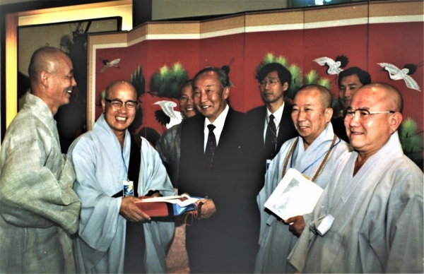 2002년 8월 16일 서울 워커힐호텔에서 열린 8·15 민족통일대회 종단별 부문 상봉 모임. 사진=민추본 누리집 자료.