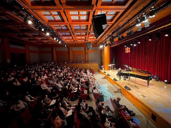 임현정 피아니스트가 9월 6일 열린 ‘불교환경연대 21주년 기념 후원음악회'에서 연주를 하고 있다./사진제공 불교환경연대