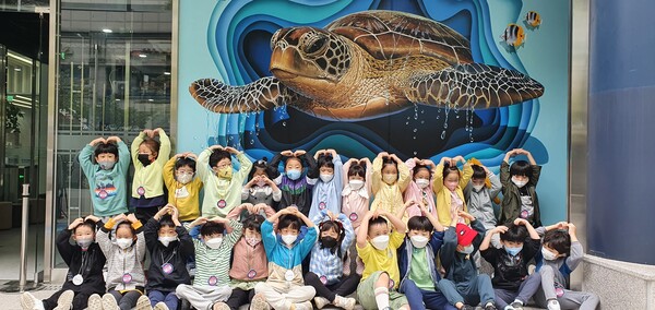서울 송파구에 위치한 키즈마린파크 해양환경체험관에서 어린이들이 기념촬영을 하고 있다.사진제공 (사)나누며하나되기