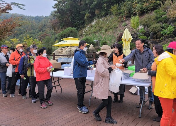 수타사신도회가 ‘2022 홍천 수타사 산소길 걷기 대회’에서 무료 시루떡 나눔을 하고 있다. 사진 제공 수타사신도회.
