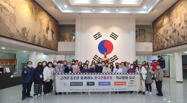 나누며하나되기가 11월 13일 진행한 한국전통문화 탐방에 참여한 고려인들이 윤봉길 의사 기념관에서 기념촬영을 하고 있다.사진제공 (사)나누며하나되기