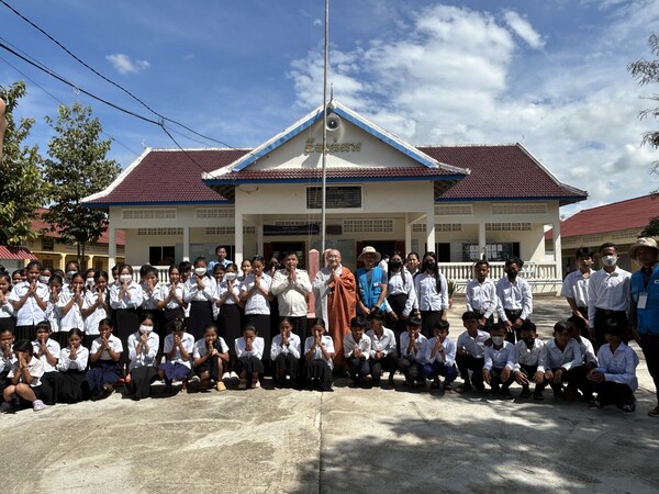 캄보디아 뽀 몬뜨라이 법성초등학교 기공식에서 지구촌공생회 이사장 성우 스님(가운데)과 관계자 및 학생들이 모여 기념 촬영을 하고 있다.사진제공 지구촌공생회