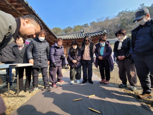 홍천 수타사와 수타사신도회가 마련한 ‘정월 대보름 맞이 윷놀이 한마당’ 모습. 사진 제공 수타사신도회.