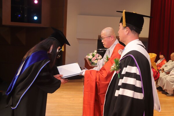 총장 직무대행 거성 스님이 졸업생에게 학위증을 전달하고 있다. 금강대학교 제공.