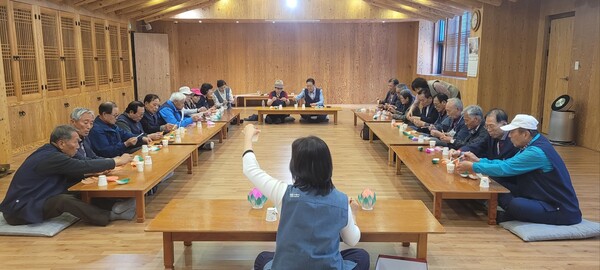 파독광부와 간호사들이 천태종 서울 관문사에서 연꽃등 만들기 체험을 하고 있다.사진제공 (사)나누며하나되기