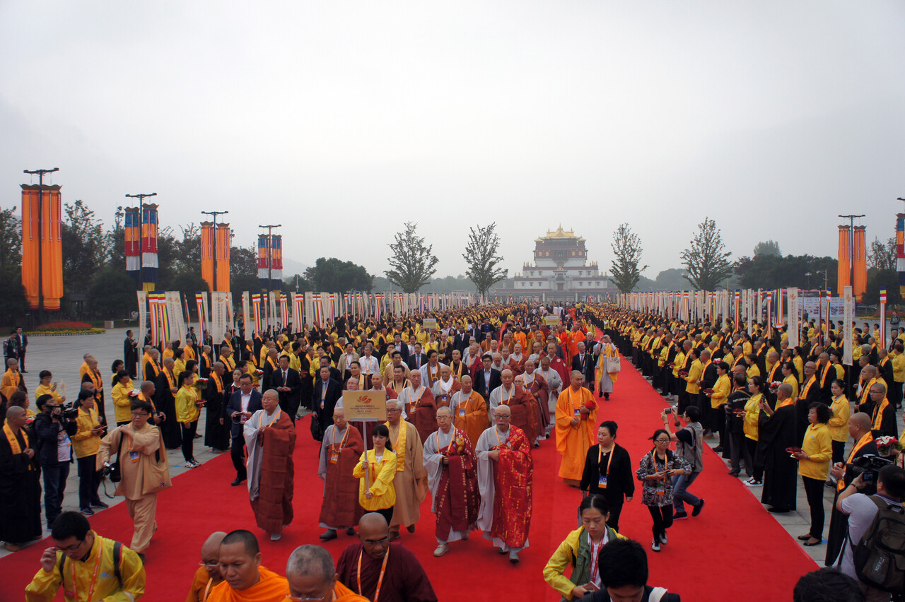 2015년 10월 24일부터 이틀간 중국 장쑤성 우시(無錫) 링산판궁(靈山梵宮)에서 열린 ‘제4차 세계불교포럼’에서 한국대표단이 행사장에 입장하고 있다. 불교저널 자료사진.