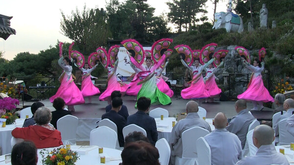 의정부시립무용단이 '2023 정법사 풍류한마당'에서 부채춤 공연을 선보이고 있다.사진 임상재
