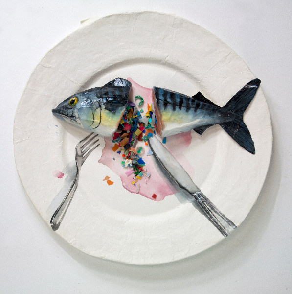 김정아 ‘디너 2011’. 식탁에 오른 고등어의 갈라진 배에서 형형색색의 플라스틱 조각들이 쏟아져 나오는 모습을 직관적으로 보여주는 작품이다. 사진 제공 탑골미술관.