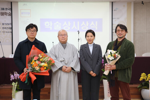 한국불교선리연구원장 법진 스님(왼쪽 두 번째)과 제13회 만해학술상 수상자들이 기념촬영을 하고 있다. 사진 이창윤.