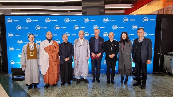 스위스 제네바에서 개최된 ‘2023글로벌 난민 포럼'에 참석한 대한민국 7대 종교 대표와 관계자들이 공동서약 발표 후 기념촬영을 하고 있다.사진제공 한국종교인평화회의 