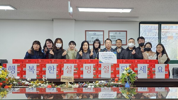 한국전력공사 울산지사 임직원들이 지난 8일, 울산남구종합사회복지관을 방문해 라면 59박스를 전달했다.사진제공 울산남구종합사회복지관